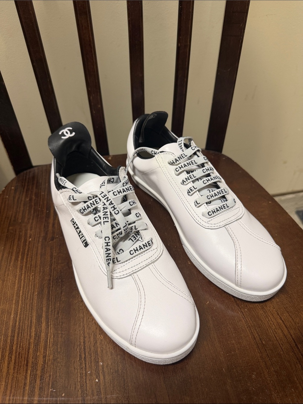 CHANEL White Leather Low-Top Sneakers with Black Heel Tab Size 42/ 9us
